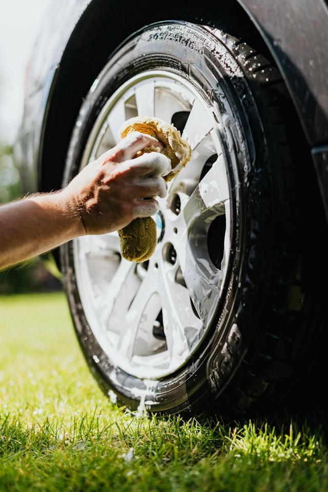 أخطاء شائعة يجب تجنبها عند غسل السيارة في المنزل